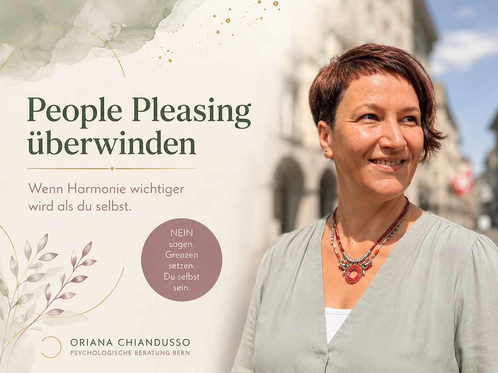 Frau blickt nachdenklich in die Ferne – People Pleasing überwinden und lernen, Grenzen zu setzen.