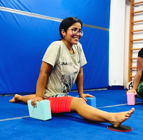 Mujer realizando apertura de piernas