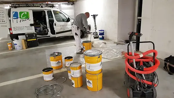 Camionette de LC TOUCH et pots de peintures