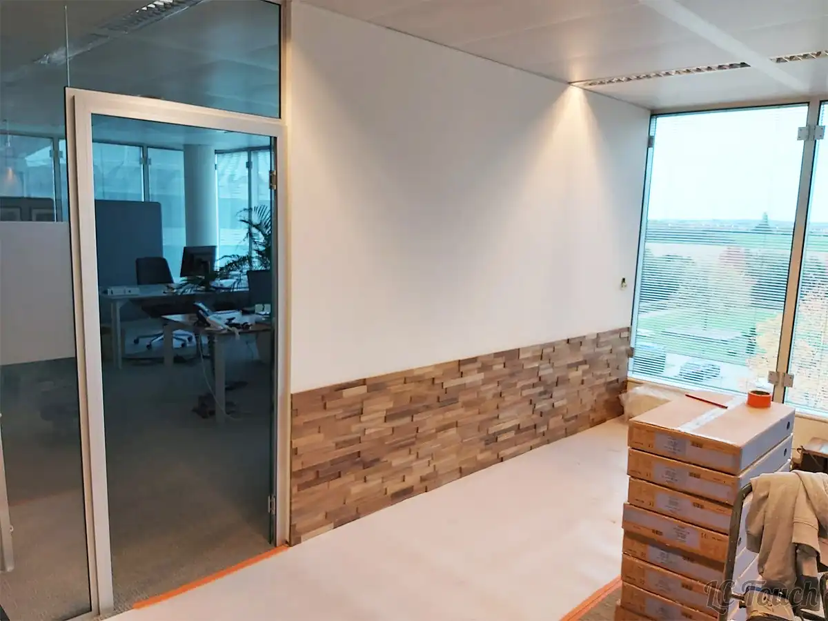 Pose en cours d’un mur en bois 3D dans un bureau lumineux
