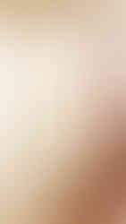 Cage d'escalier récemment rénovée avec des murs blancs et une rambarde rouge.