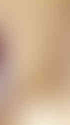 Détails de la cage d'escalier avec un éclairage et des murs arrondis.