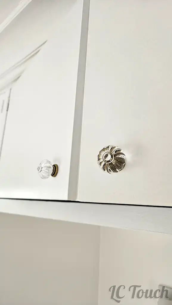 Détail des nouvelles poignées décoratives en verre installées sur les portes du meuble rénové