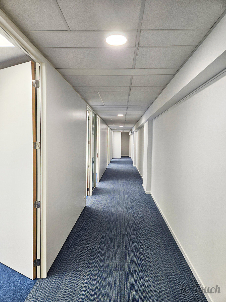Couloir d'un plateau de bureau