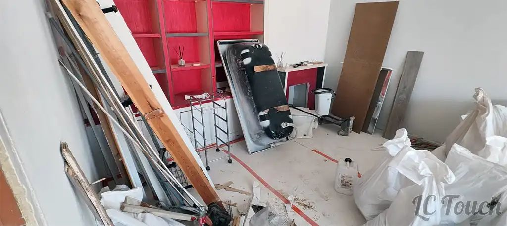 Pièce en pleine rénovation avec matériaux, outils et anciennes structures démontées avant la mise en place des nouveaux aménagements.