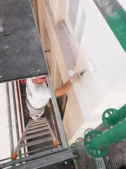 Peinture de façade en hauteur à Bruxelles – application d’une peinture  blanche sur mur extérieur par LC Touch