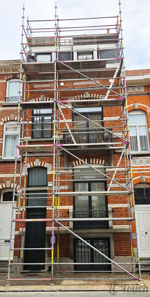 Installation d’un échafaudage pour la rénovation des corniches et lucarnes d’une maison à Bruxelles – préparation du chantier LC TOUCH avant restauration de façade