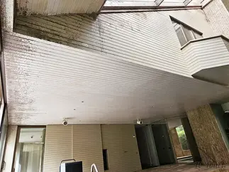 Plafond de piscine intérieure taché par l’humidité avant rénovation