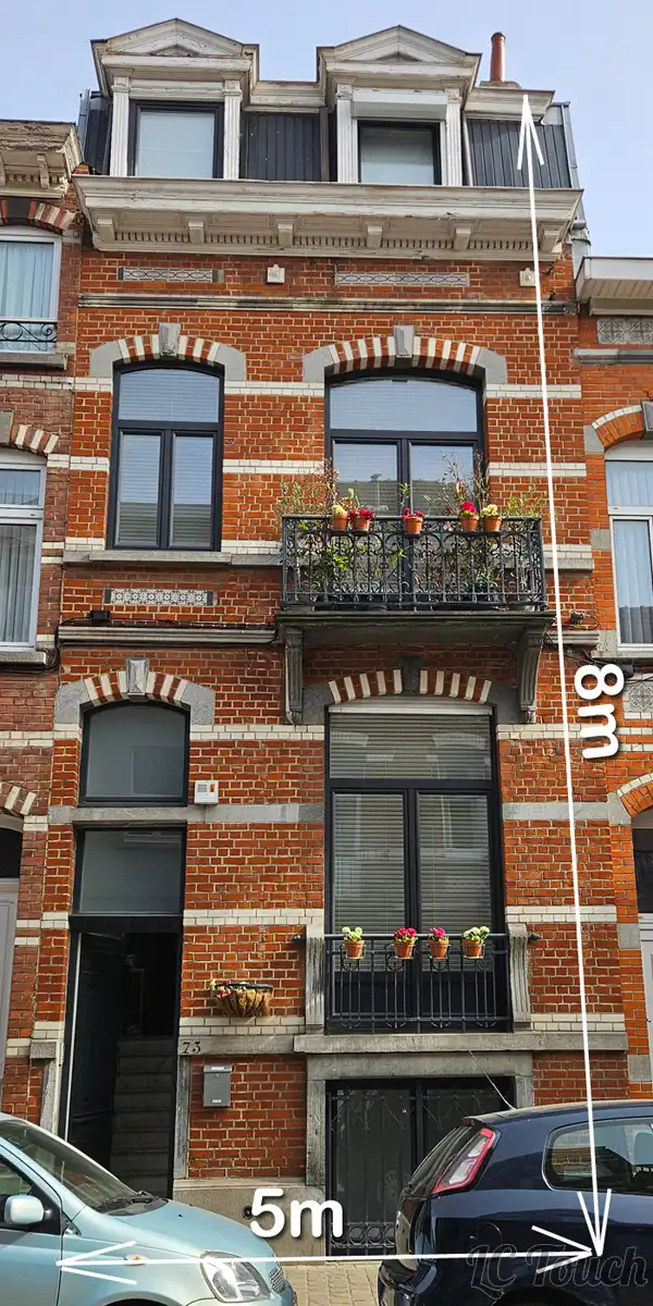 Façade bruxelloise avant rénovation des corniches et lucarnes – mesure de la hauteur et largeur du bâtiment – préparation du chantier LC TOUCH Bruxelles