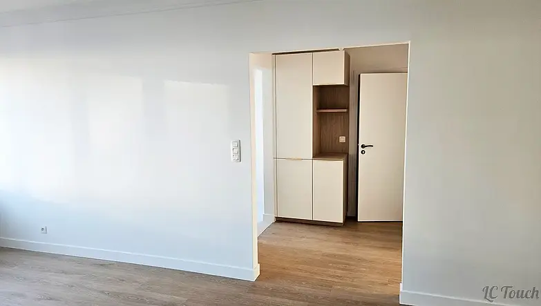 Vue d’un appartement rénové à Bruxelles, montrant les murs repeints et le nouveau sol en vinyle posé par LC Touch
