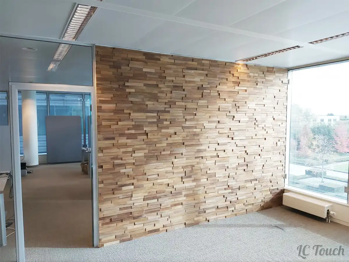 Mur en bois 3D terminé dans un bureau professionnel lumineux – finition moderne et chaleureuse signée LC Touch