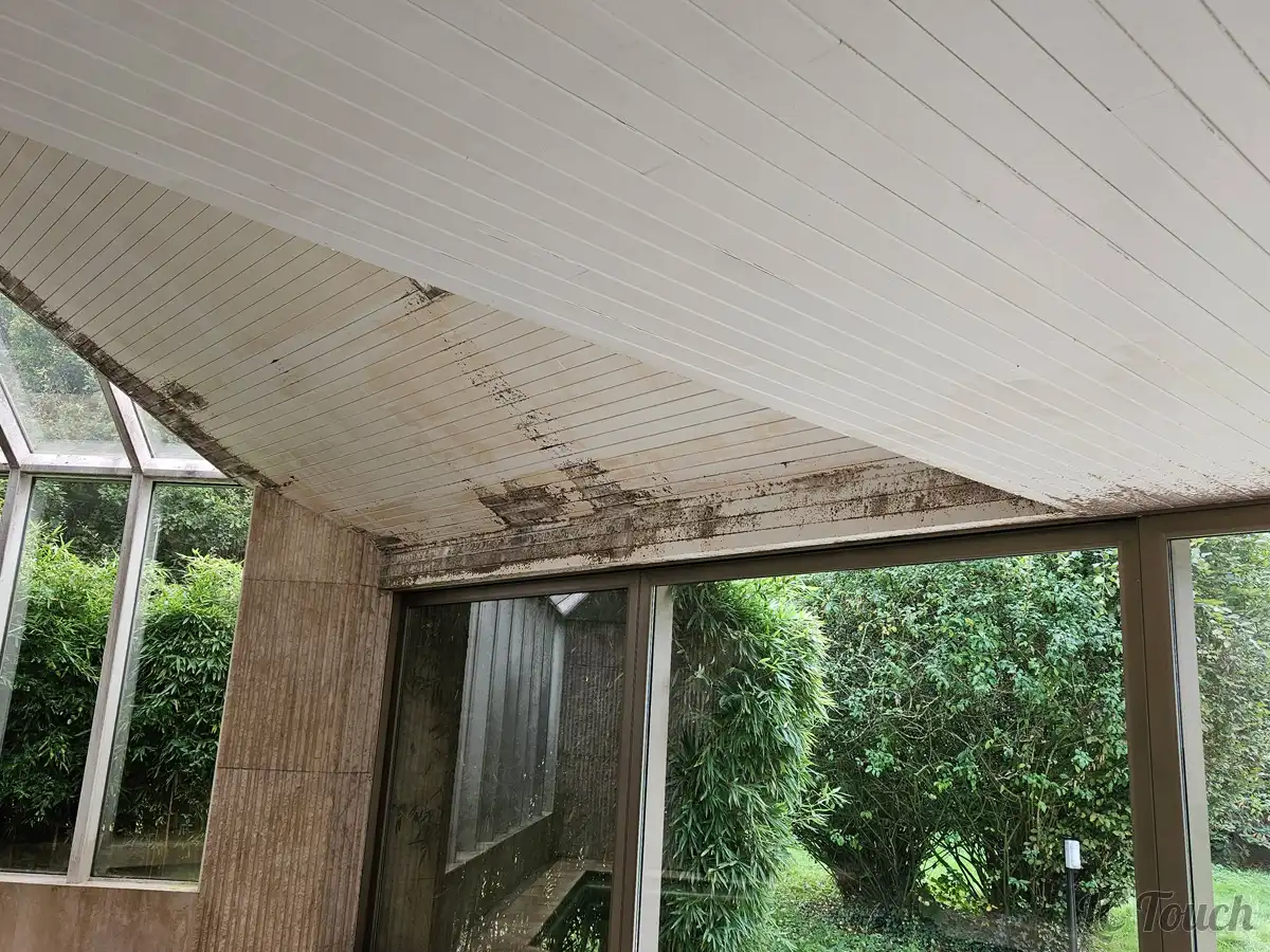 Plafond intérieur détérioré par l’humidité