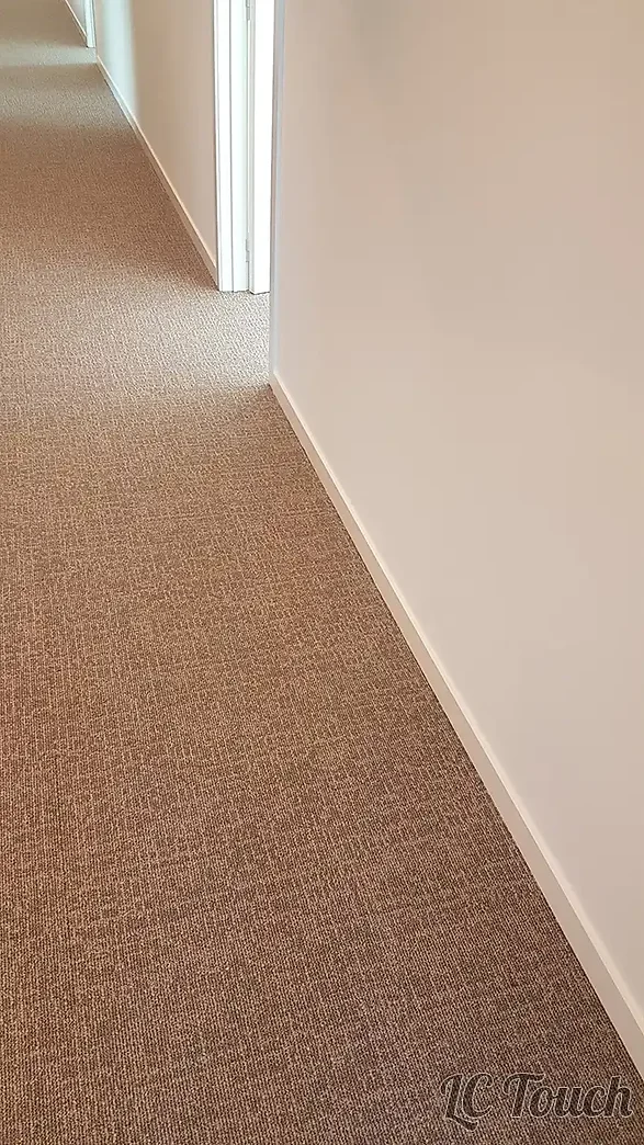 Pose de dalles de moquette amovibles dans un couloir