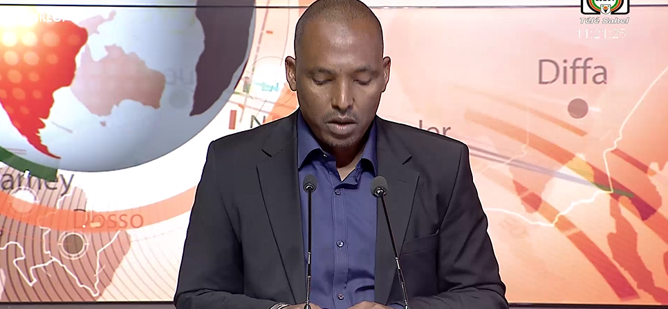 Journaliste de la RTN en train de lire le communiqué du ministère de la Défense
