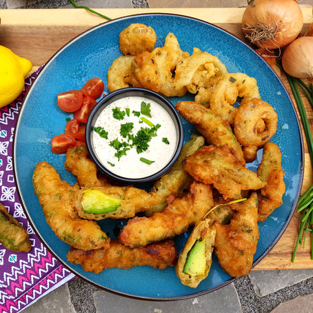 Ënneréng an Avocado am Béierdeeg mat Cashew-Hanf Dip (vegan)