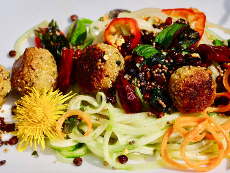 Quinoa-Lënse Bällercher mat Bärlauch op wotlecher Spaghettiszalot (vegan)