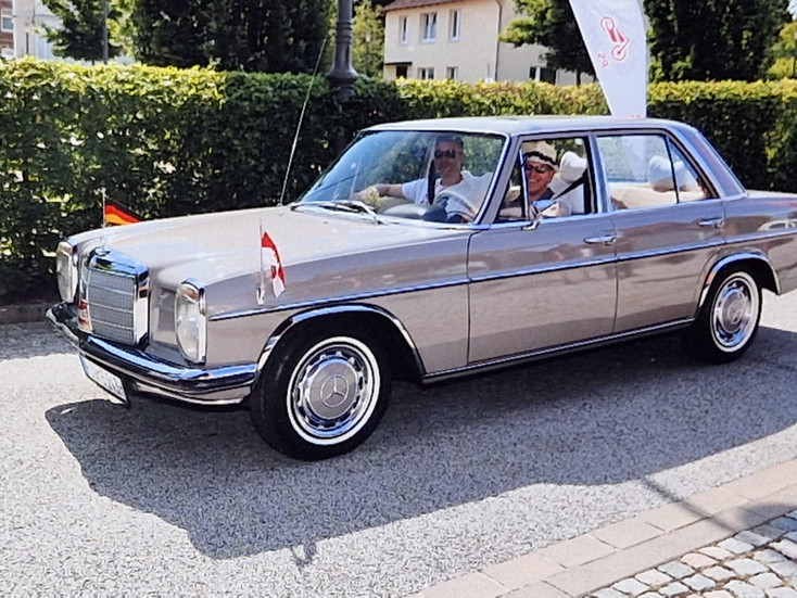 Grauer Mercedes-Benz W114 Oldtimer