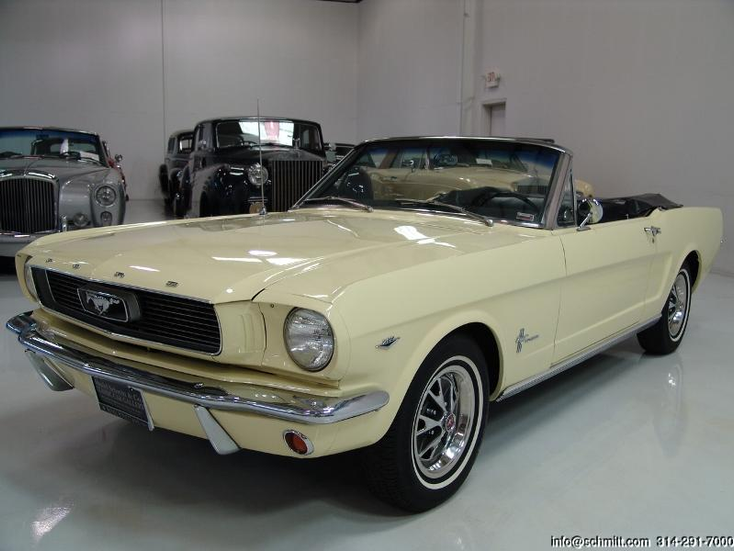 Gelber Ford Mustang Cabriolet