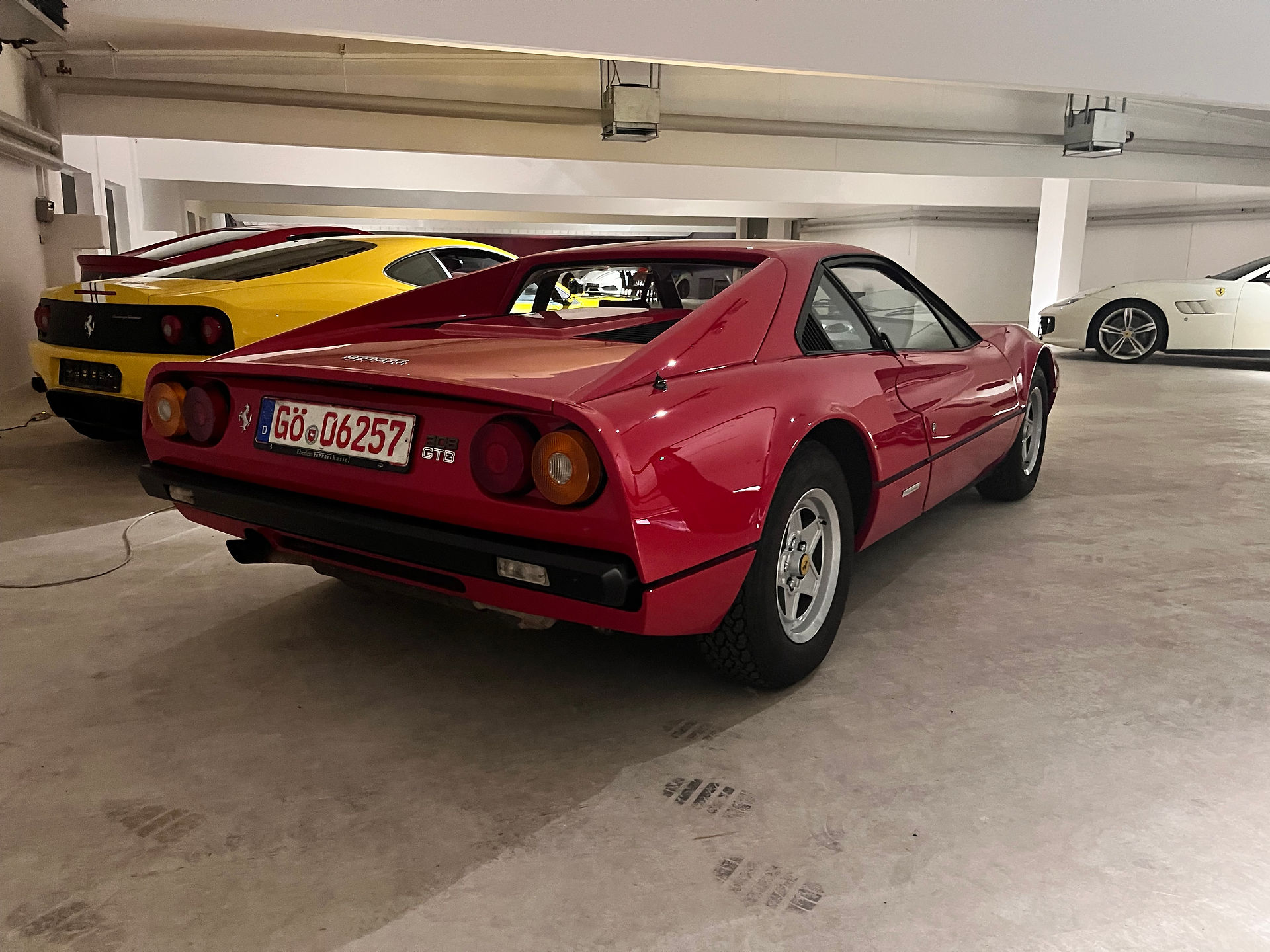 Roter Ferrari 308 im Parkhaus