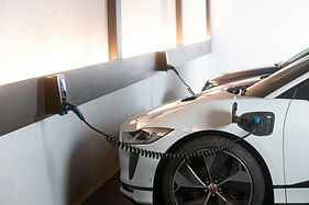 Elektrische auto die wordt opgeladen aan een laadpaal bij een parking