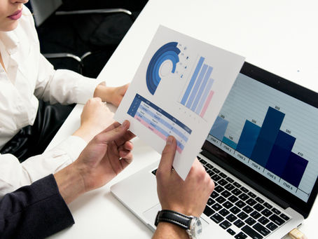 Drie personen analyseren energieverbruik en prestaties van slimme thuisbatterij