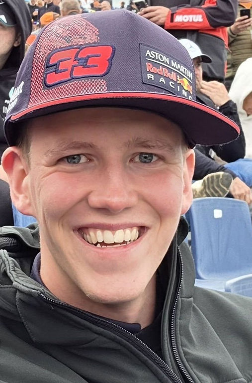 Foto koen en papa zandvoort 2026 voor website.jpg