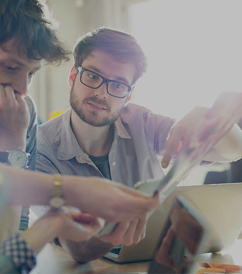 Pessoas trabalhando em um escritorio