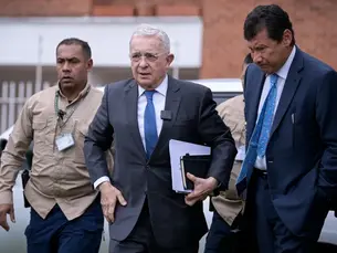 Uribe pide a la Corte definir quién investigará su caso y reclama el fin de un “limbo reputacional”