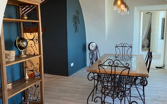 Dining room with large table "Les Senteurs du Soleil" in Grasse