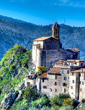 Village perché sur la côte d'azur