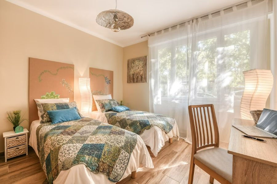 bedroom with 2 single beds Juan les Pins