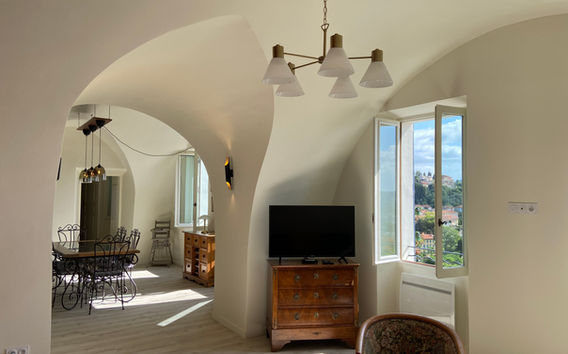 Living room with television "Les Senteurs du Soleil"