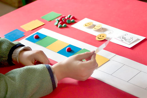 criança montando brinquedo