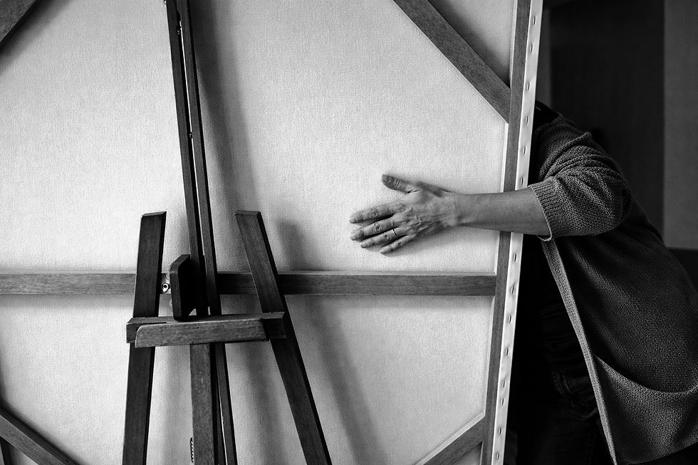 Easel y lienzo en detalles_edited.jpg