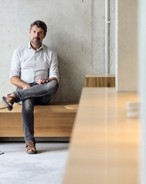 Unternehmer sitzt entspannt auf Bank. Indoor Businessportrait Volker Meyer-Lücke Care4Coffee Gmbh