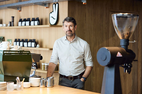 CEO und Kaffeeexperte Volker Meyer-Lücke hinterm Tresen. Corporate Businessportrait