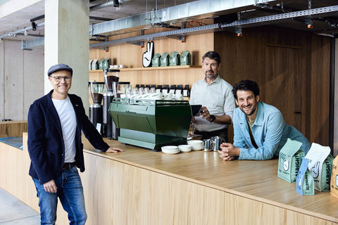 Daniel Rizzotti, Volker Meyer-Lücke und Sebastian Kroth im ALRIGHTY Cafe im Werksviertel München. Presseportrait. Indoor Teamfoto Care4Coffee GmbH