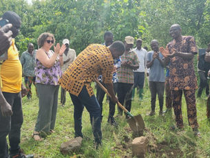 Une membre d'ACATS en visite à Kluvidéké