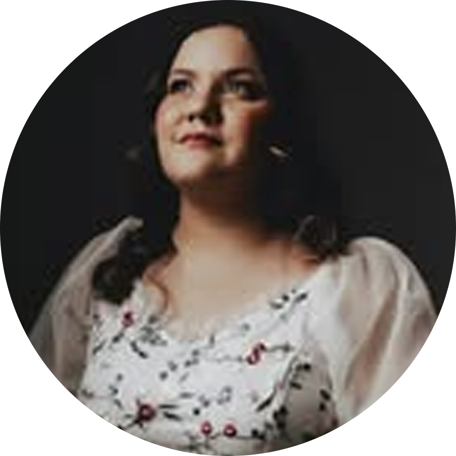 Autora de capas de livros com vestido floral.