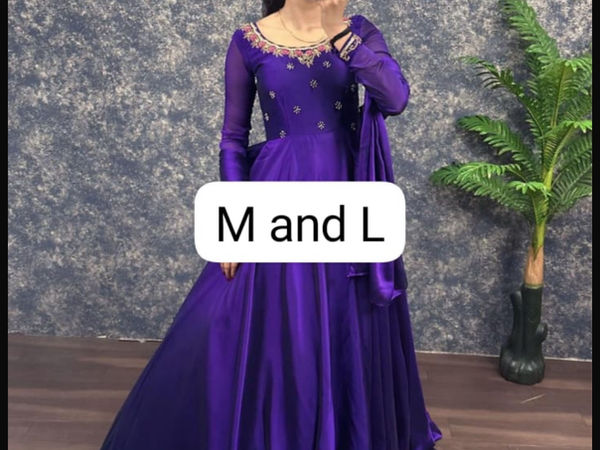 Robe Anarkali indienne violette brodée