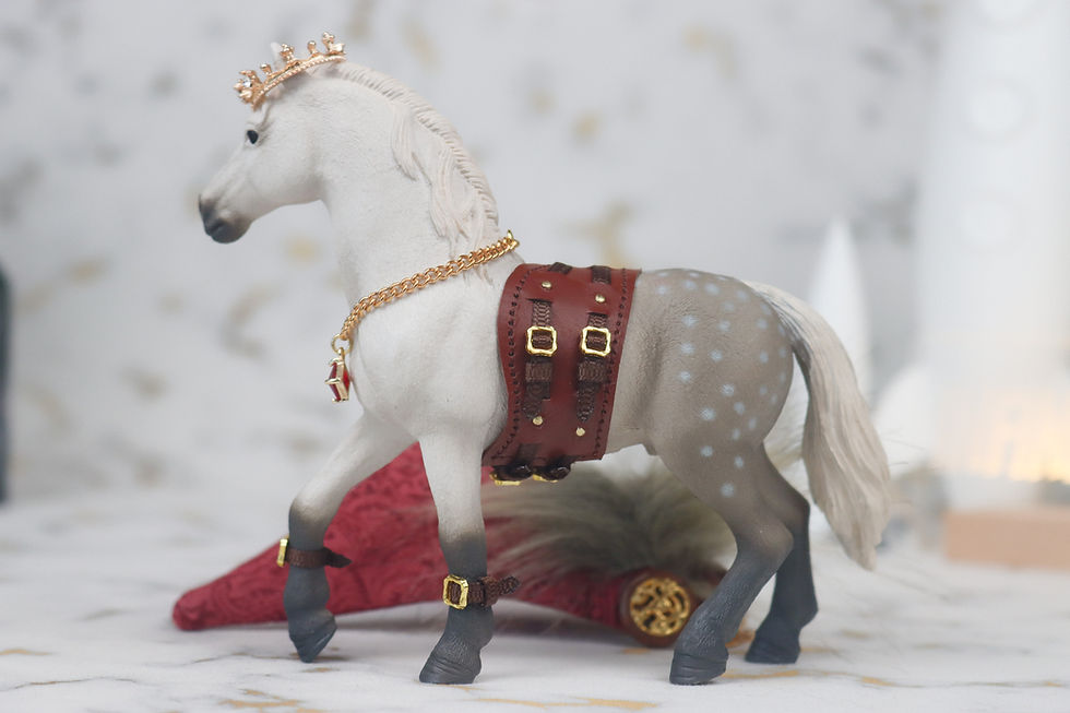 Thumbnail: Kingsly - Schleich Horse King Costume Set