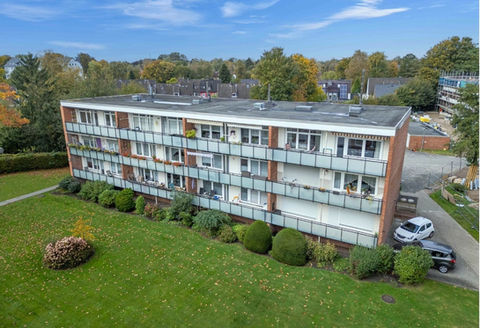 Modernisierte 3-Zimmer-Wohnung auf Endetage mit großer Loggia und eigenem Stellplatz