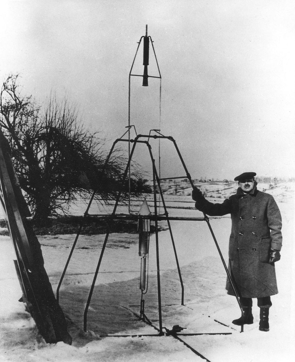 Goddard standing next to his gyroscopic rocket