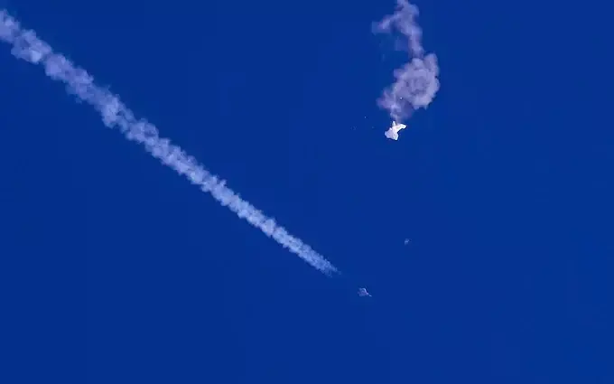 F-22 fighter jet shooting down a high-altitude balloon