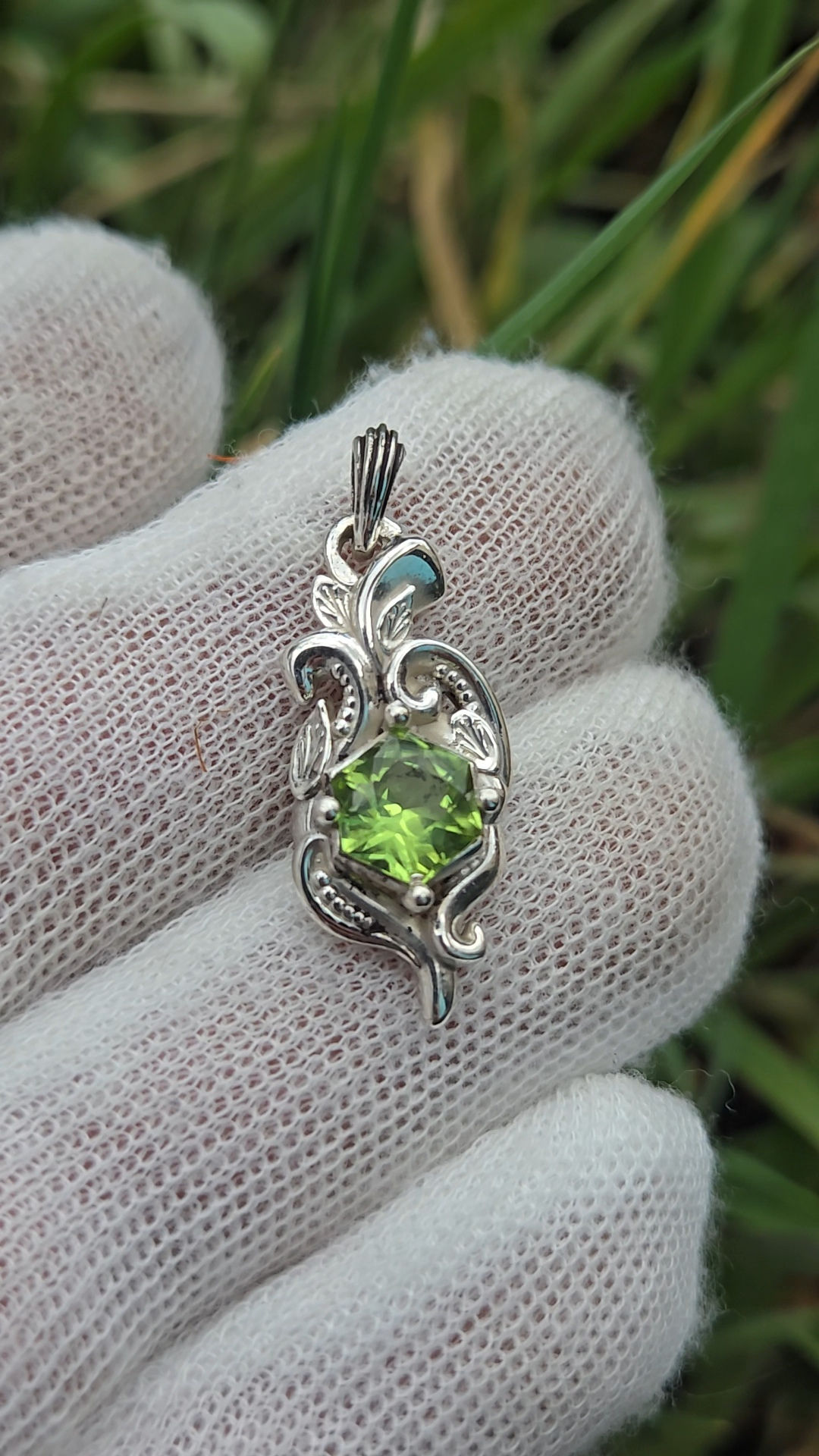 Sterling Silver Vine & Leaf Pendant with Peridot