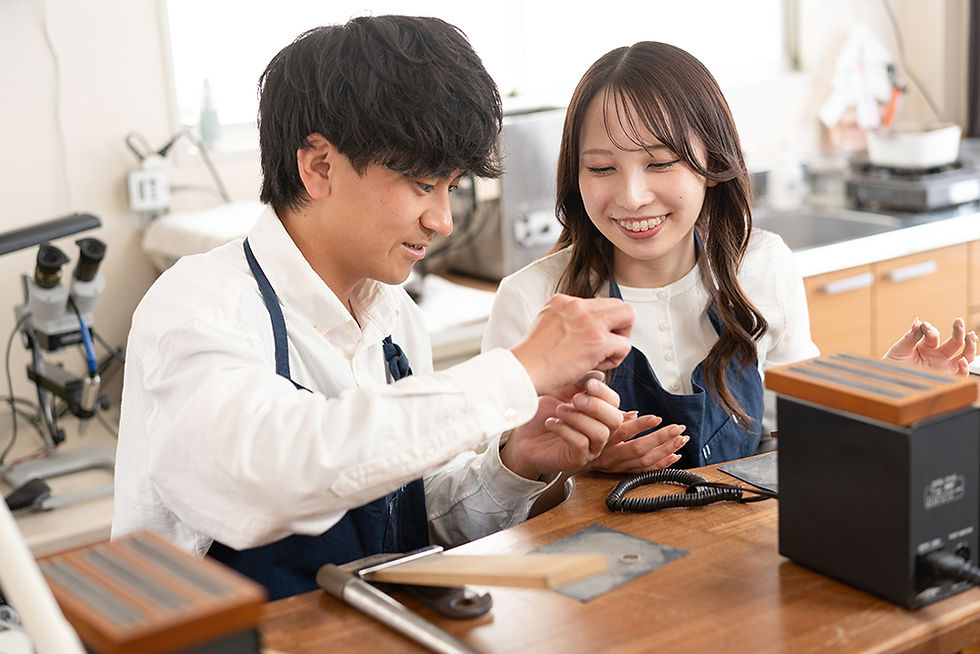 笑顔で作った指輪を確認する男女のカップル
