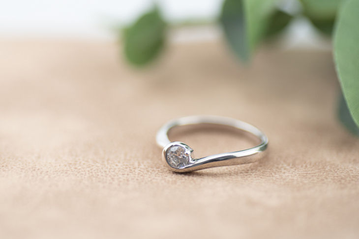 ダイヤのついた婚約指輪