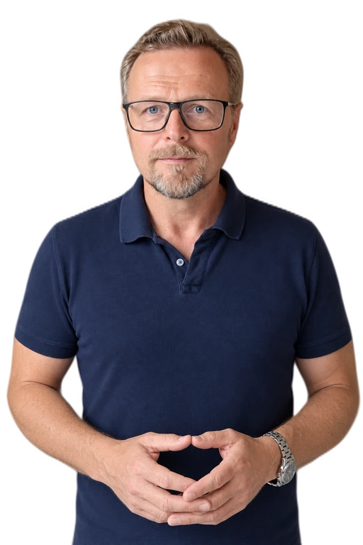 Peter mit vor dem Körper zusammengelegten Händen