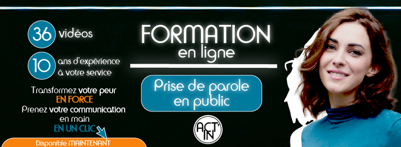 Personne s’exprimant avec confiance sur scène pendant une formation en ligne sur la prise de parole