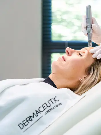 Huidtherapeut voert een gezichtsbehandeling uit met Dermaceutic producten